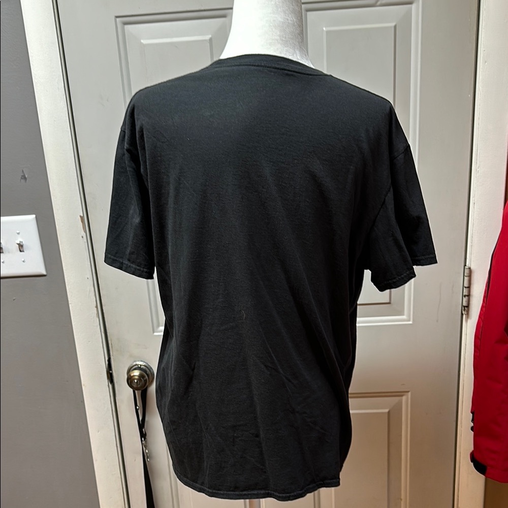 Black crew neck short sleeve t-shirt with graphic design - Picture 3 of 4